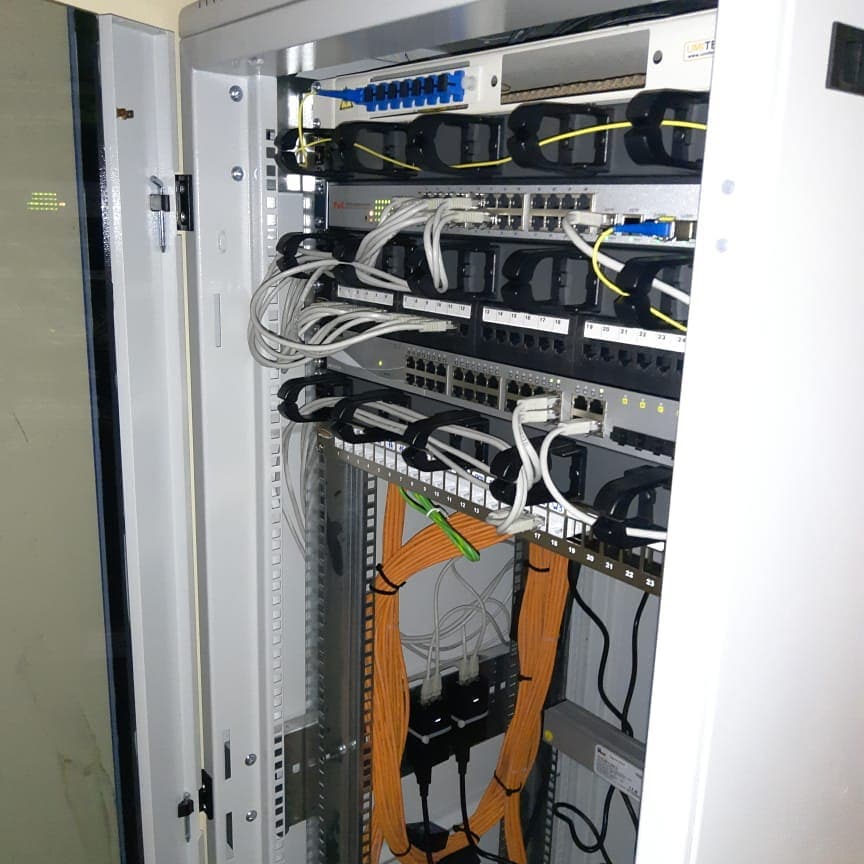Floor distributor (FD) (наша работа). Что мы тут видим: оптика из BD (разварено 8 волокн), наборная патч-панель на видеонаблюдение + PoE коммутатор, стандартная патч-панель на ЛВС + коммутатор доступа, ну и 2 точки доступа (passive PoE инжекторы видны внизу слева)